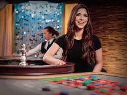 Tampilan live dealer European Roulette dengan multi-kamera di mega 188